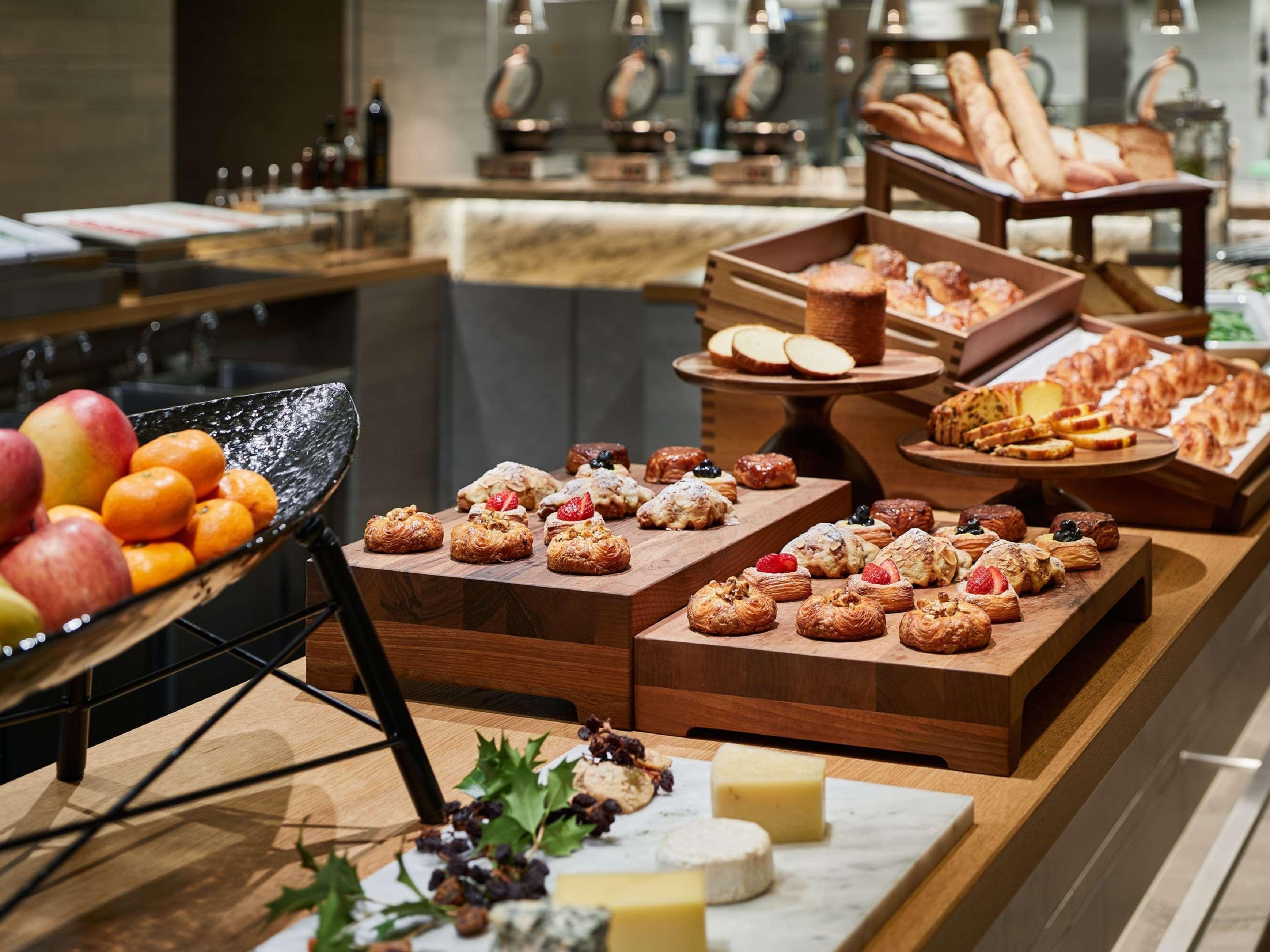 The Thousand Kiotó Kültér fotó A buffet at a hotel